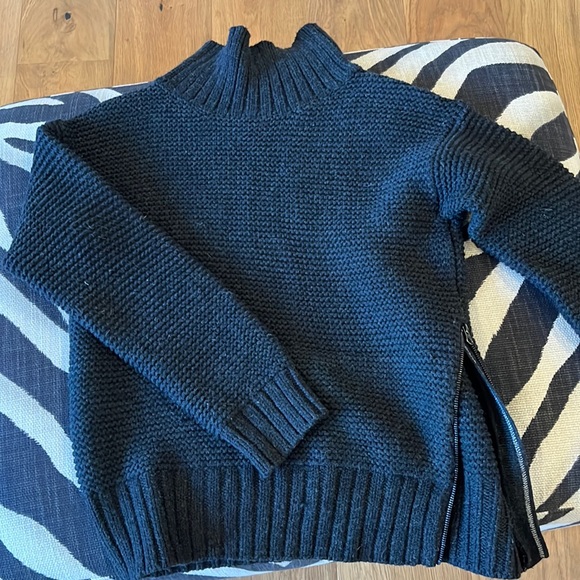 Charcoal grey Lululemon turtleneck sweater - Picture 1 of 4